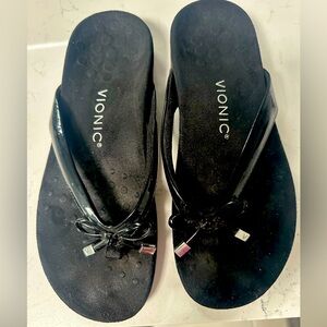 Vionic Bella Bow sandals - black patent with bows- size 8 woman’s